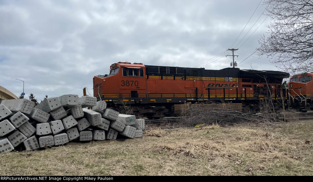 BNSF 3870 and BNSF 6984 in Neenah